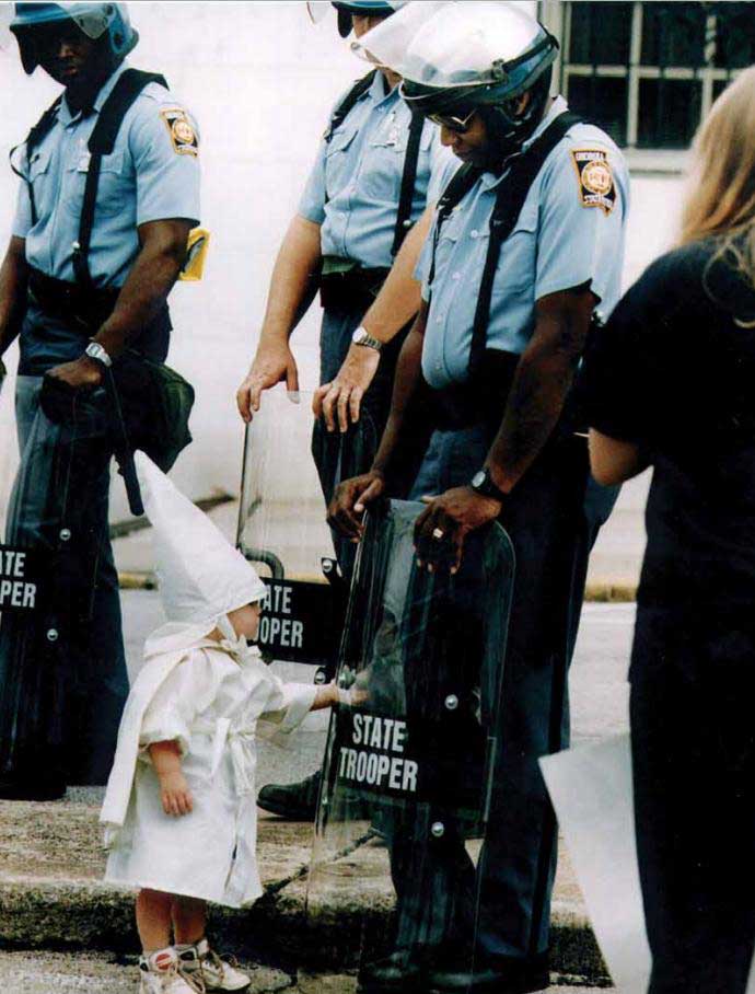 Un-niño-toca-su-reflejo-durante-una-marcha-del-Ku-Klux-Klan.-Georgia,-EEUU,-1992.