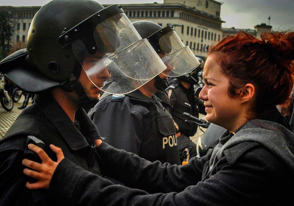 Un-policía-y-un-manifestante-lloran-juntos.-Sofia,-Bulgaria,-2013.