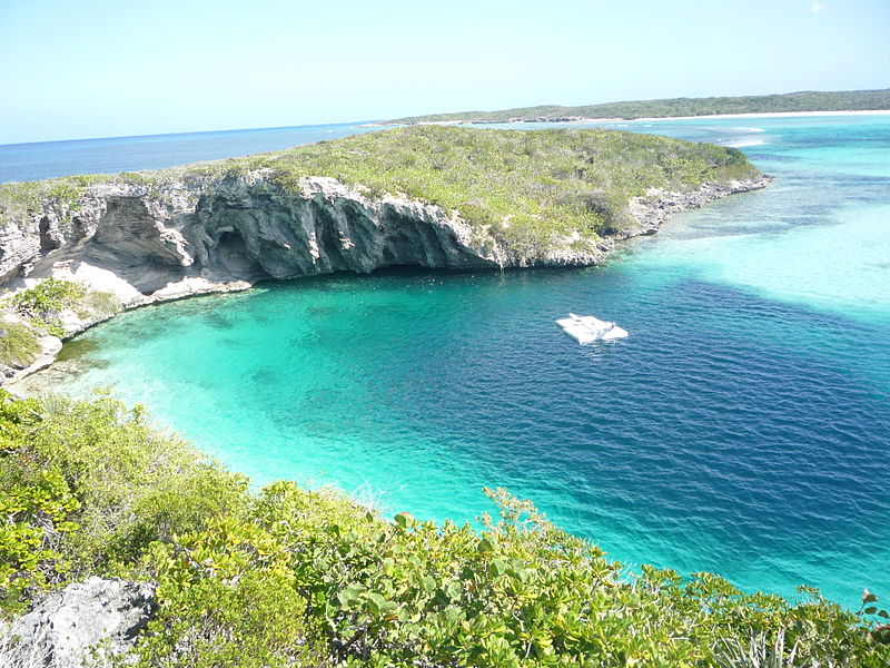 800px-Dean_Blue_Hole_Long_Island_Bahamas_20110210