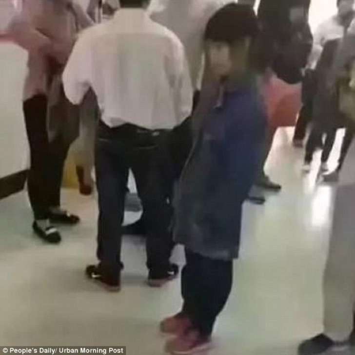 394d526e00000578-3845244-12_year_old_lan_lan_in_blue_is_waiting_at_the_hospital_in_xuzhou-a-45_1476740715974-2