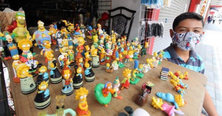 Niño vende su colección de Los Simpson para ayudar a su familia en la